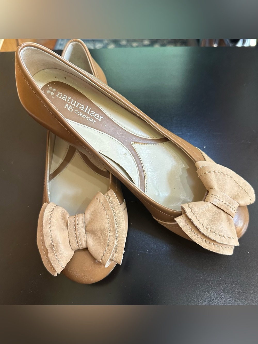Naturalizer N5 Comfort Tan Beige Leather Bow Flats Size 6 Interior Flaw - Picture 4 of 10